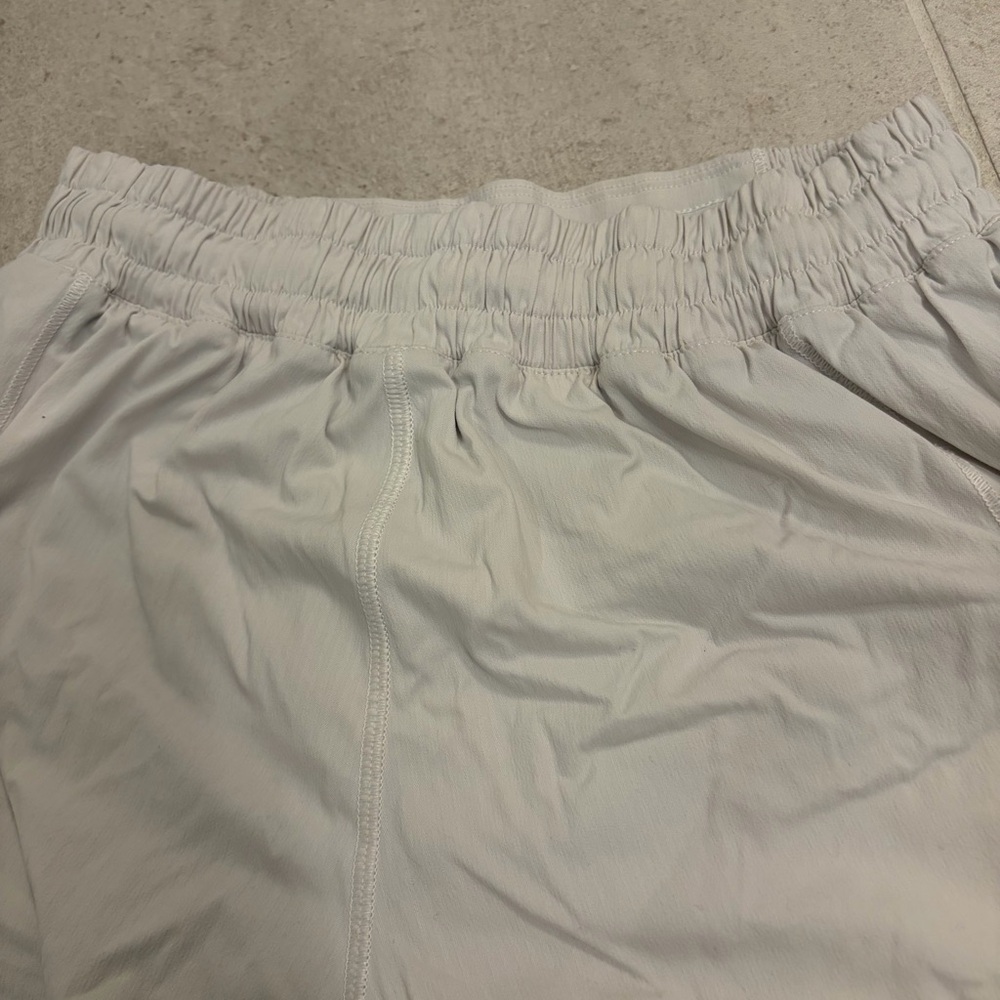 Lululemon Hotty Hot 2.5” shorts • white/bone - Picture 7 of 9